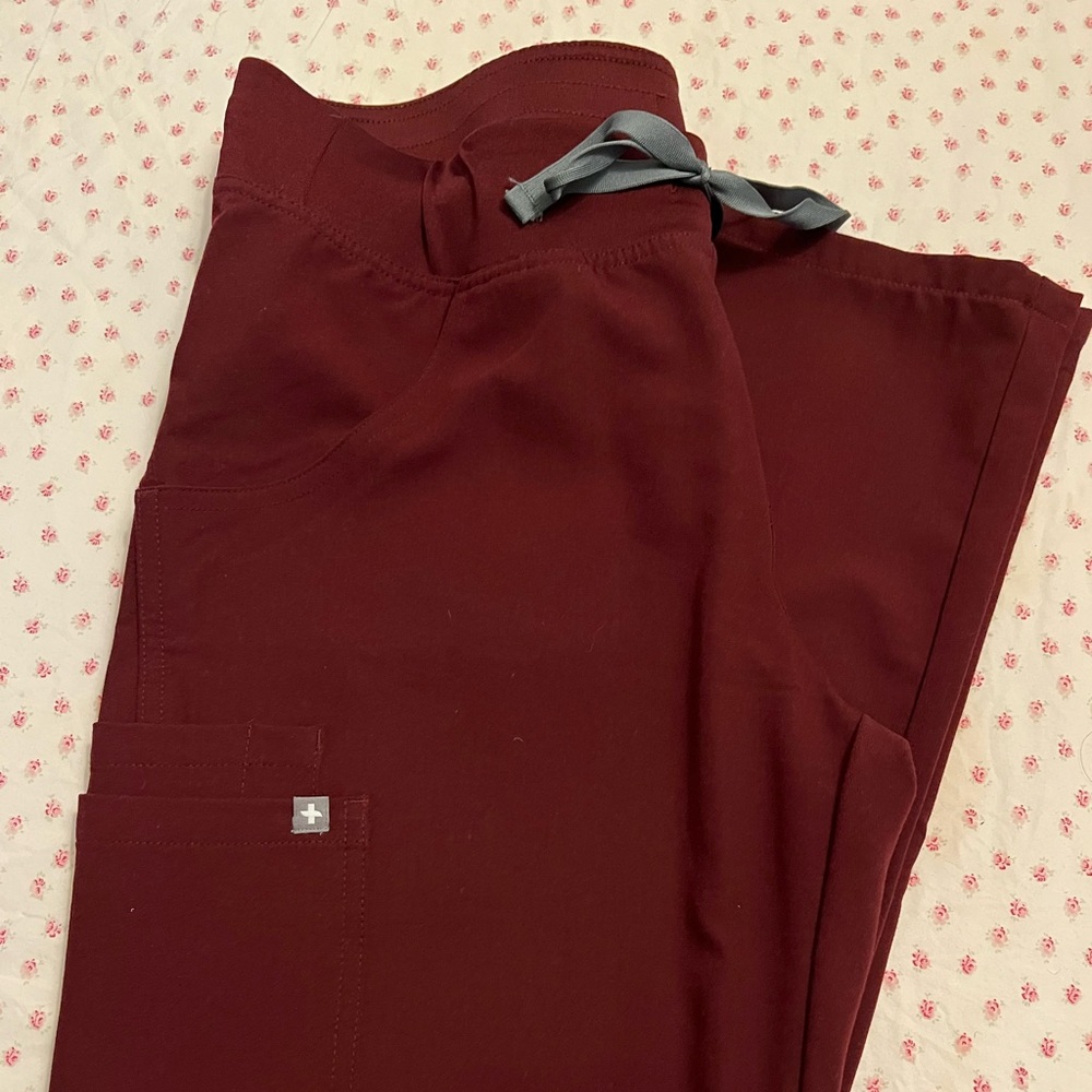 Figs burgundy Kades size small petite